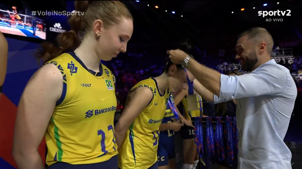 centralreality's tweet image. As meninas da seleção brasileira de vôlei recebendo a medalha de prata pelo segundo lugar na Liga das Nações. #VoleiNoSporTV