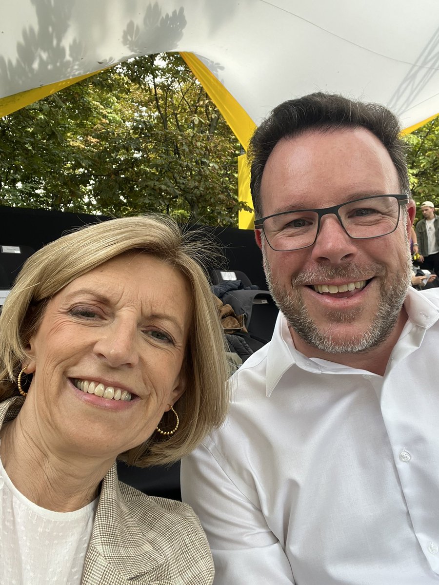 iflorennes92's tweet image. Une belle après-midi sur les champs-Élysée pour l’arrivée du @letourdefrance ! 
Une étape magnifique avec la rue #lepic sous la pluie ! C’était génial ! 
Ravie d’avoir pu partager ce moment avec la team du Nord Pas-de-Calais Lionel Crutel et @AnthonyJouvenel et un grand merci à…