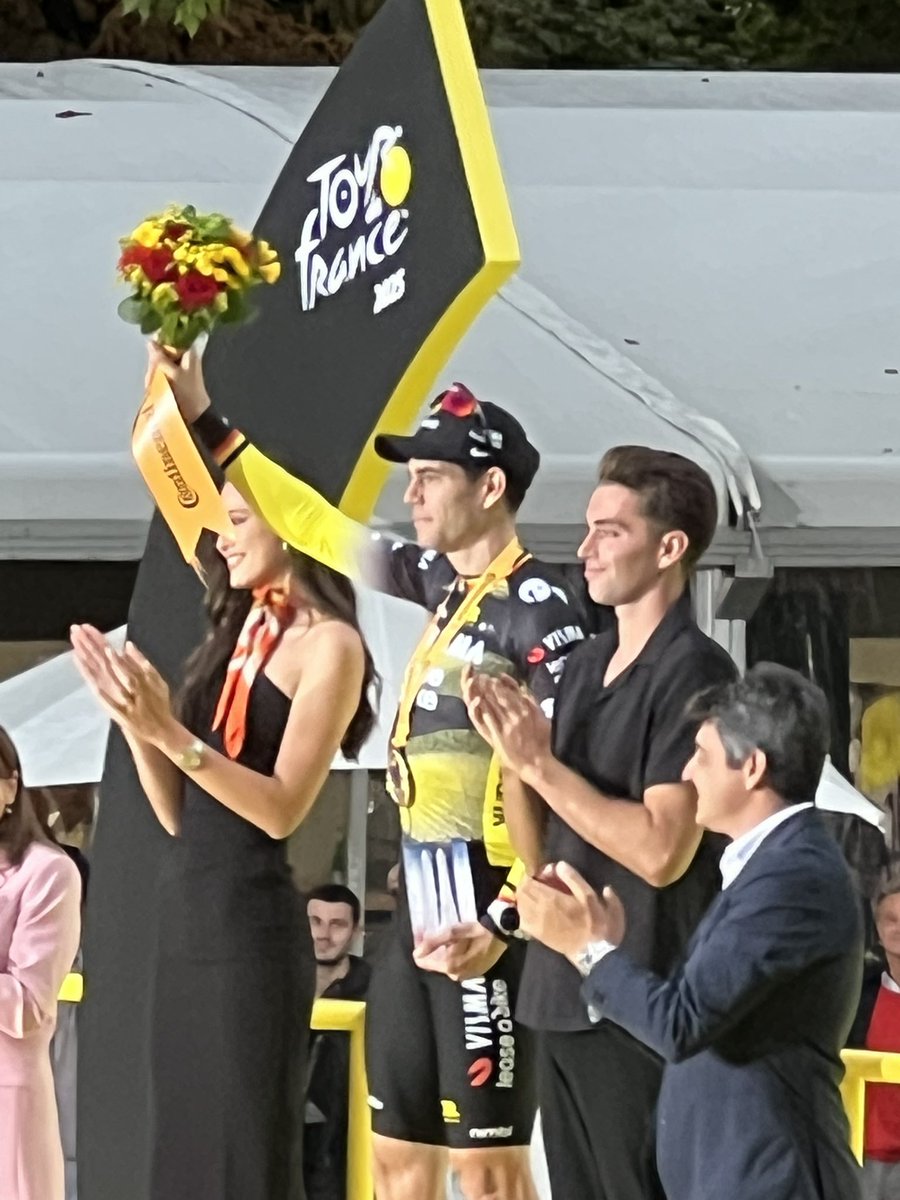 iflorennes92's tweet image. Une belle après-midi sur les champs-Élysée pour l’arrivée du @letourdefrance ! 
Une étape magnifique avec la rue #lepic sous la pluie ! C’était génial ! 
Ravie d’avoir pu partager ce moment avec la team du Nord Pas-de-Calais Lionel Crutel et @AnthonyJouvenel et un grand merci à…