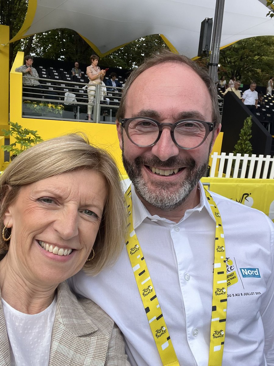 iflorennes92's tweet image. Une belle après-midi sur les champs-Élysée pour l’arrivée du @letourdefrance ! 
Une étape magnifique avec la rue #lepic sous la pluie ! C’était génial ! 
Ravie d’avoir pu partager ce moment avec la team du Nord Pas-de-Calais Lionel Crutel et @AnthonyJouvenel et un grand merci à…
