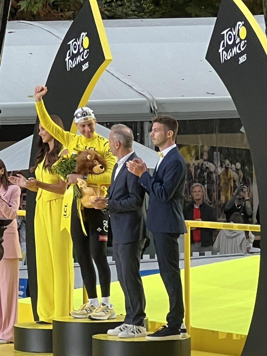 iflorennes92's tweet image. Une belle après-midi sur les champs-Élysée pour l’arrivée du @letourdefrance ! 
Une étape magnifique avec la rue #lepic sous la pluie ! C’était génial ! 
Ravie d’avoir pu partager ce moment avec la team du Nord Pas-de-Calais Lionel Crutel et @AnthonyJouvenel et un grand merci à…
