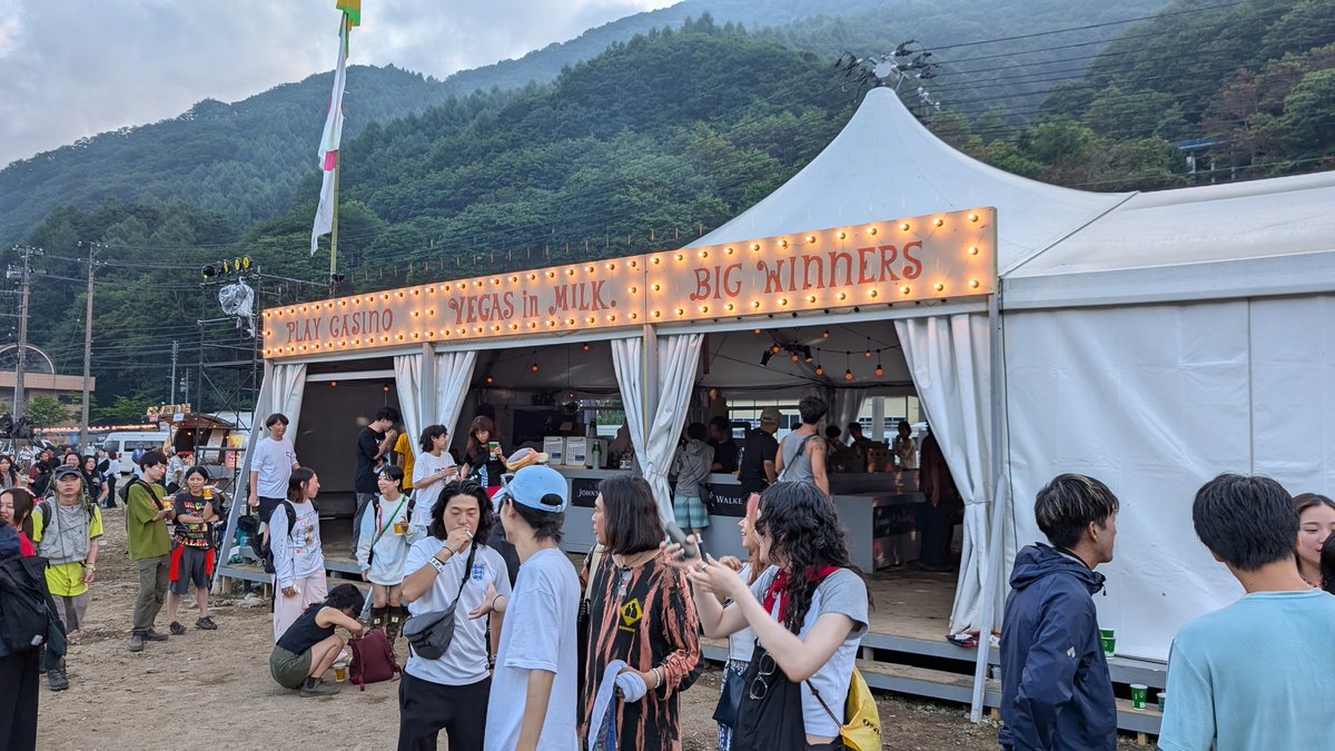 hello_m_hamp's tweet image. #fujirock #フジロック
ぼっちとはいえ諦めが悪いんで、最後の最後は踊り明かした!
そういやカジノ最後精算してから、バー側で『日曜日よりの使者』流れて、あー今年も終わりかーってなってたなー