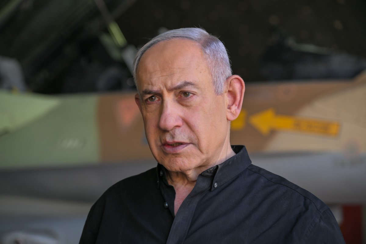 DrAleeAlvi's tweet image. What if I tell you that Benjamin Netanyahu's original name is not Netanyahu but "Mileikowsky."
Shocked? You should be. It's not just him but most of Israeli PMs have changed their names to sound more "Middle Eastern"
I would request everyone to use "Mileikowsky" as the real…