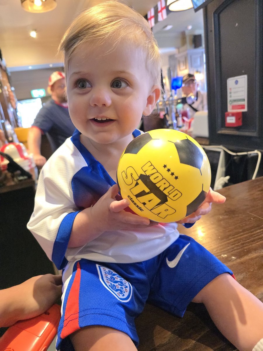 CLGoodwin1987's tweet photo. Think Evany enjoyed her first Euros @Lionesses 👏👏🏆🏴󠁧󠁢󠁥󠁮󠁧󠁿🦁 https://t.co/qNyqTsngwR