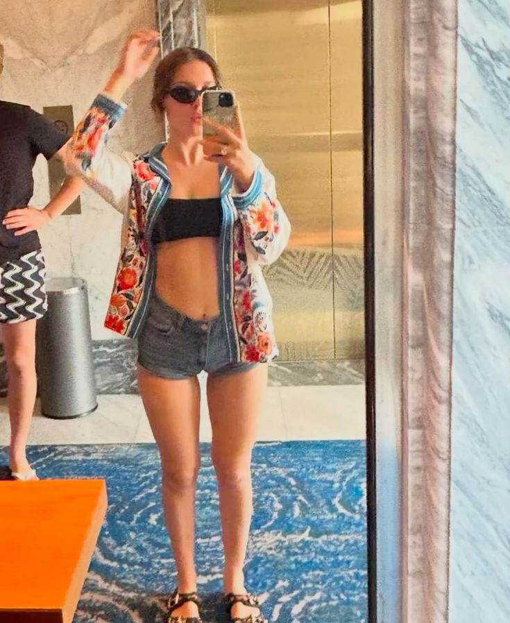 Leg453's tweet image. Wish this pic was higher resolution.  Always wish that for pics of Millie Bobby Brown&apos;s legs