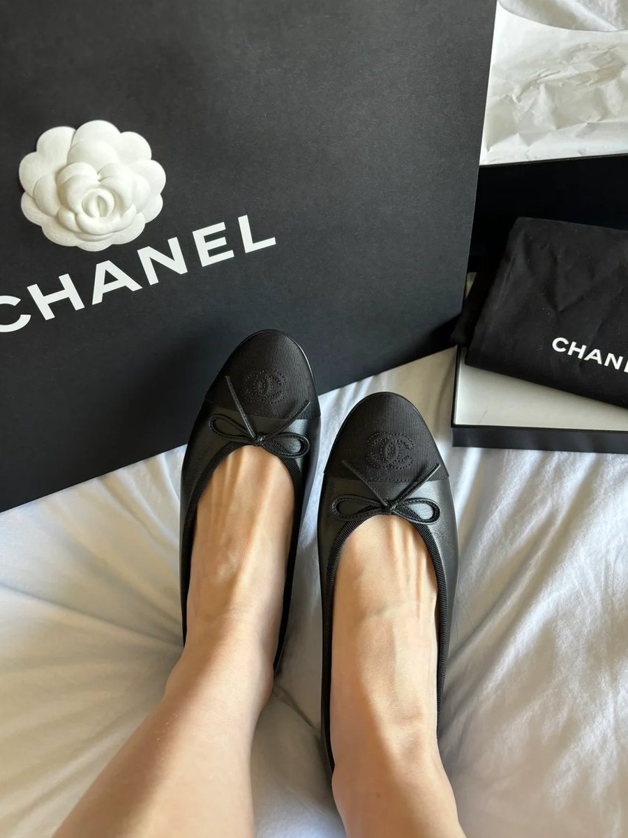 Lucy12695377's tweet image. Chanel ballet shoes are versatile and classic. They are perfect for commuting to work. They should be wearable for a long time. They are good to wear alone or with socks. . . .  #balletshoes #flatshoes #chanelshoes #chanel #chanelballet