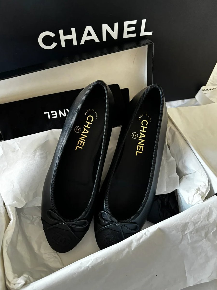 Lucy12695377's tweet image. Chanel ballet shoes are versatile and classic. They are perfect for commuting to work. They should be wearable for a long time. They are good to wear alone or with socks. . . .  #balletshoes #flatshoes #chanelshoes #chanel #chanelballet