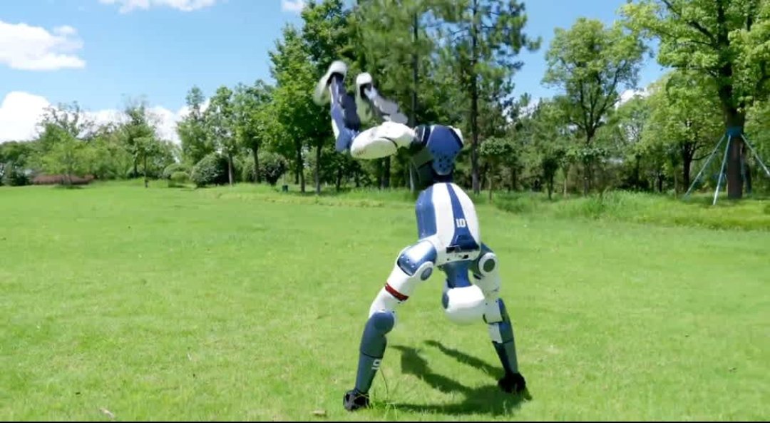 qadiryusfzai's tweet image. Chinese robotics company Unitree has launched the R1 humanoid robot with a groundbreaking price point of $5,900, potentially democratizing access to advanced robotics technology. The 4-foot-tall, 55-pound robot was unveiled on July 25 at Shanghai&apos;s World AI Conference and has…