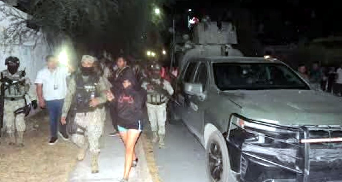 Eco1_LVM's tweet image. 🚨🚨🚨Nuevo Laredo -Tamaulipas-
Exhiben a Sedenos Lacras, por la pérdida de 50 mil pesos y varios celulares durante una "revisión de rutina".
Las víctimas fueron 3 personas, hijo y empleados de Miguel Ríos García un comerciante; fue a través de un en vivo de face que se volvió…