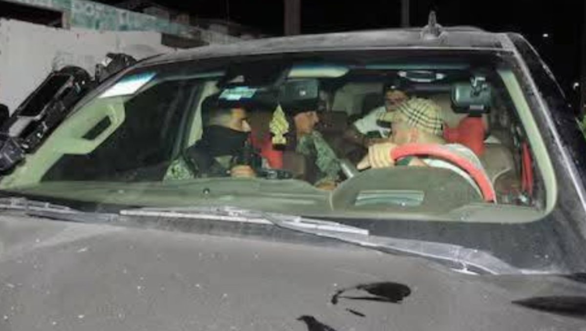 Eco1_LVM's tweet image. 🚨🚨🚨Nuevo Laredo -Tamaulipas-
Exhiben a Sedenos Lacras, por la pérdida de 50 mil pesos y varios celulares durante una "revisión de rutina".
Las víctimas fueron 3 personas, hijo y empleados de Miguel Ríos García un comerciante; fue a través de un en vivo de face que se volvió…