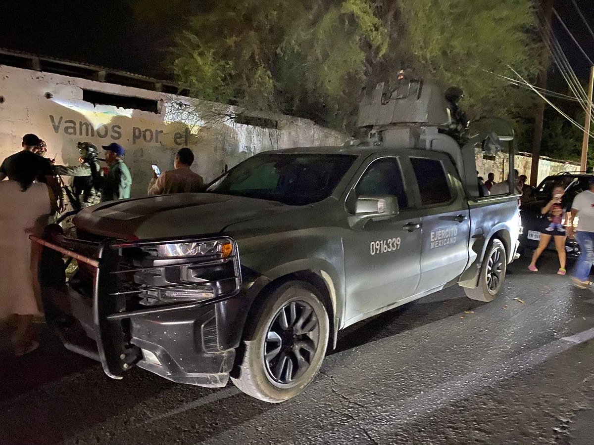 Eco1_LVM's tweet image. 🚨🚨🚨Nuevo Laredo -Tamaulipas-
Exhiben a Sedenos Lacras, por la pérdida de 50 mil pesos y varios celulares durante una "revisión de rutina".
Las víctimas fueron 3 personas, hijo y empleados de Miguel Ríos García un comerciante; fue a través de un en vivo de face que se volvió…