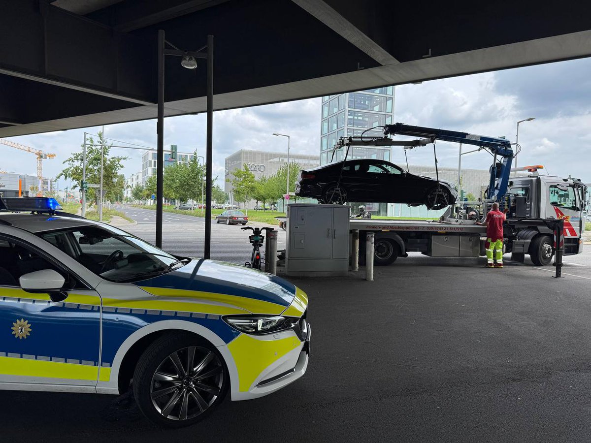 polizeiberlin's tweet image. Plötzlich wurde es laut: Als ein Kollege unseres Verkehrsdienstes heute Vormittag durch den #BritzerTunnel fuhr, nahm er wahr, wie sich ein Auto von hinten mit aufheulendem Motor und deutlich zu schnell näherte. ➡️ Fahrzeugkontrolle? Zunächst Fehlanzeige. Der Autofahrer raste mit…