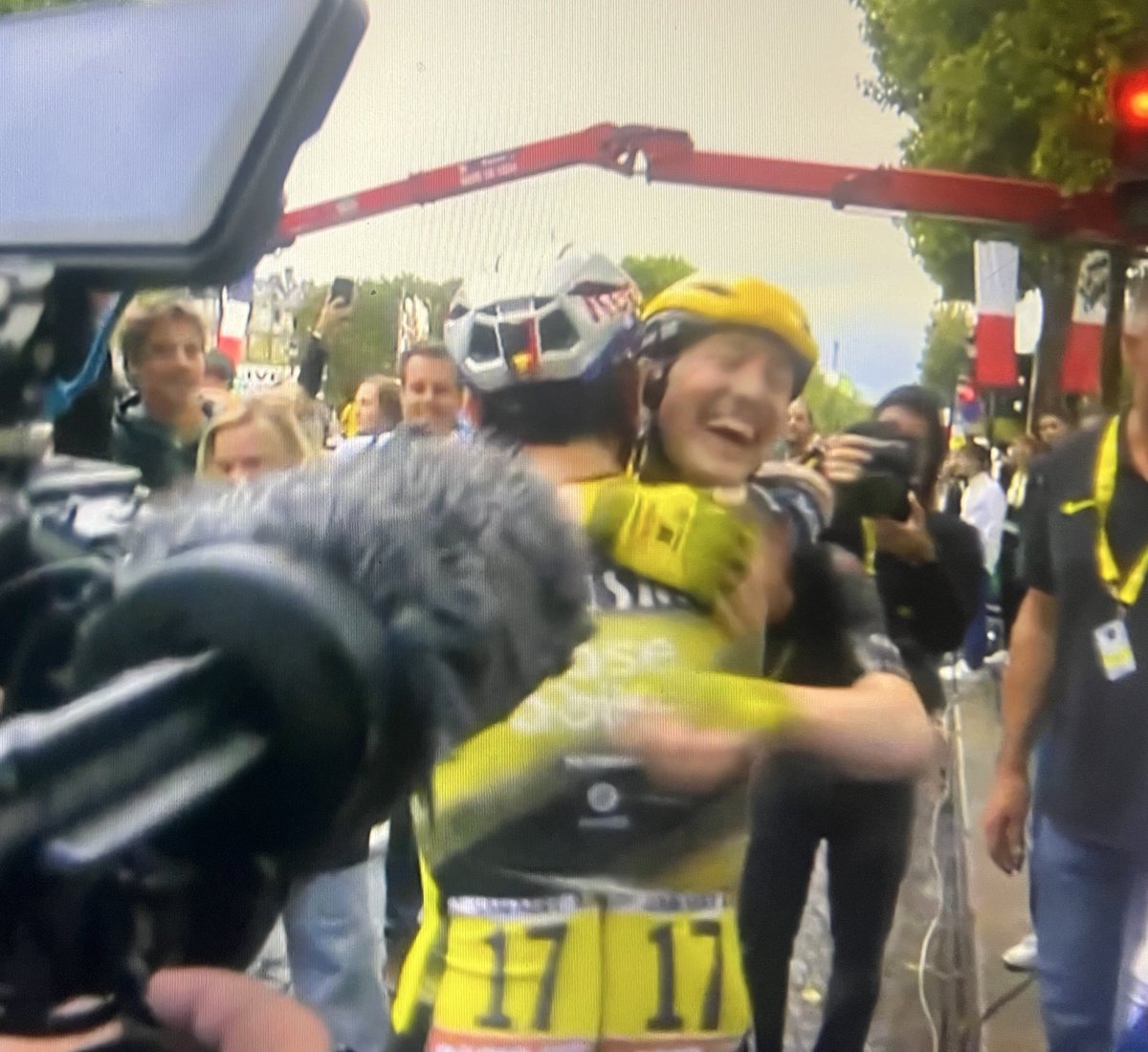 GCKUSSfan's tweet image. Matteo Jorgenson helping Wout drop Pogi while riding with bronchitis and a fever.
Fucking DAWG