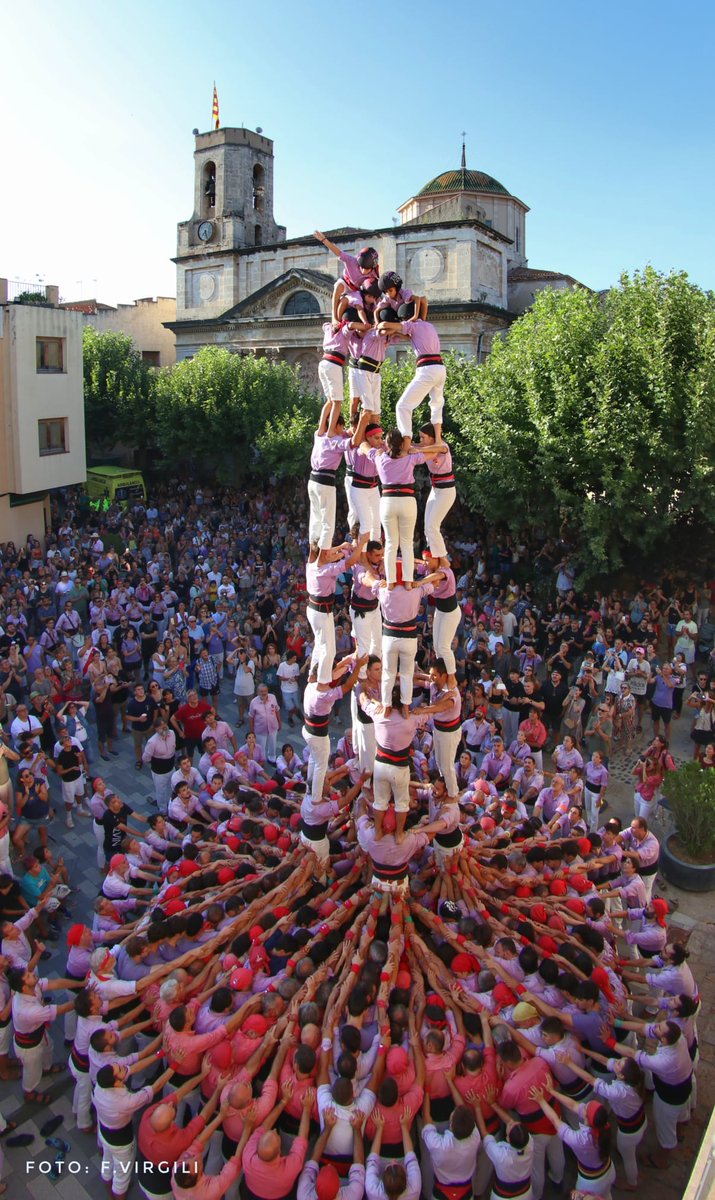 Comencem l'actuació amb el 5 de 8, el segon del cap de setmana!

Foto: F. Virgili

#TotElQueCompartim #castells