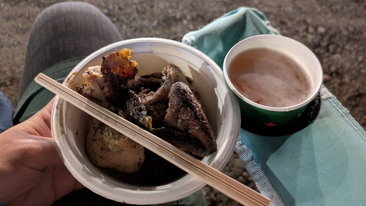 hello_m_hamp's tweet image. #fujirock #フジロック
RED外でNujabes聴いてOASISだいぶ売り切れたなーと思いながら彷徨ってたらRED入る頃には終わってしまってた…
写真はその間に腹減った肉食いてぇとなって食べたロティサリーチキン