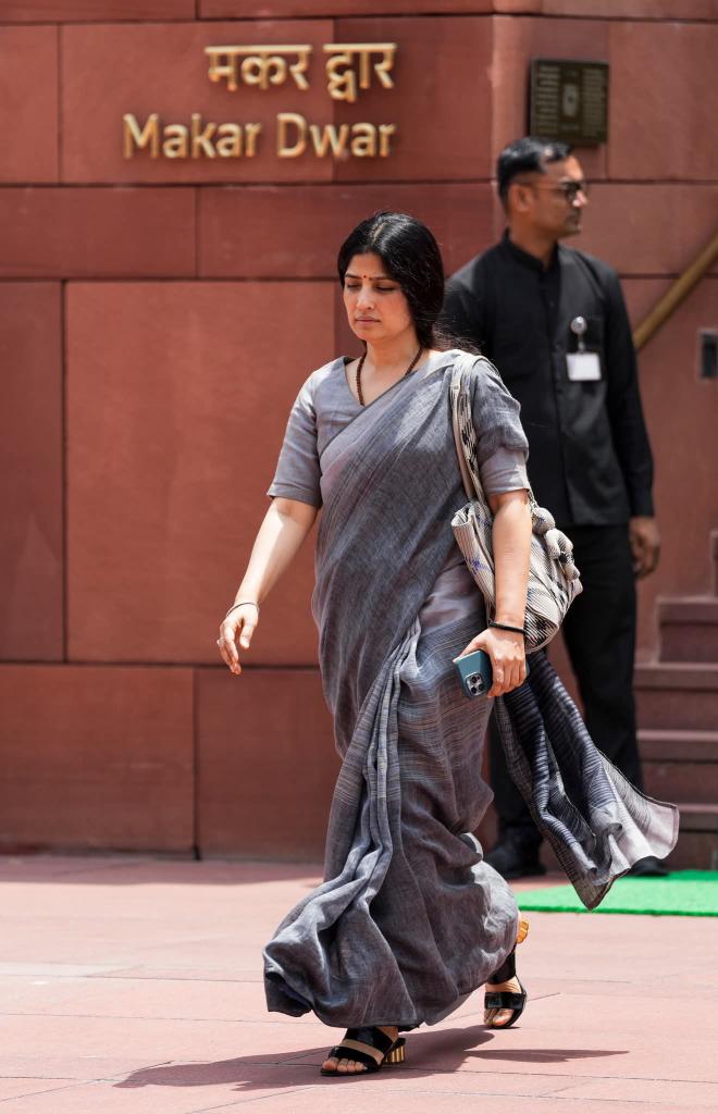 ipinkushukla's tweet image. डिंपल जी का पहनावा या भाषा कभी भी अमर्यादित नही रहा है फिर भी मौलाना को उनमे अश्लीलता नजर आई समाजवादी पार्टी में सीधे मौलाना पर एफआईआर करवाने की हिम्मत नहीं है क्योंकि वोट बैंक नाराज होगा तो सपाई बीजेपी को टारगेट कर रहे है कि भाजपा ऐसा करवा रही है।