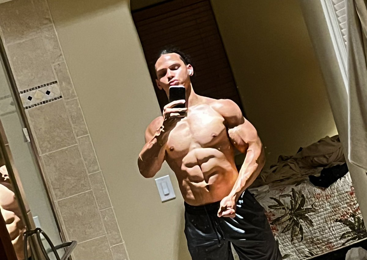 theJarielRivera's tweet image. Blasted Arms to end off the vacation 💪🏼
🌸Goodbye Hawaii 🌸