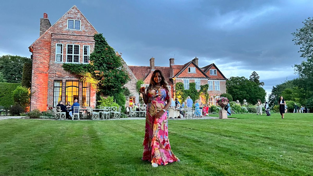 jasminedotiwala's tweet image. Dancing in the rain until 2.30am.
Riding the carousel.
Being at the very top of the ferris wheel as the skies opened to torrential rain!
Croquet on the lawn at 1am.
Sparkling company, live salsa band, open air film screening, hot air balloon..
July memories with @ayeshahazarika