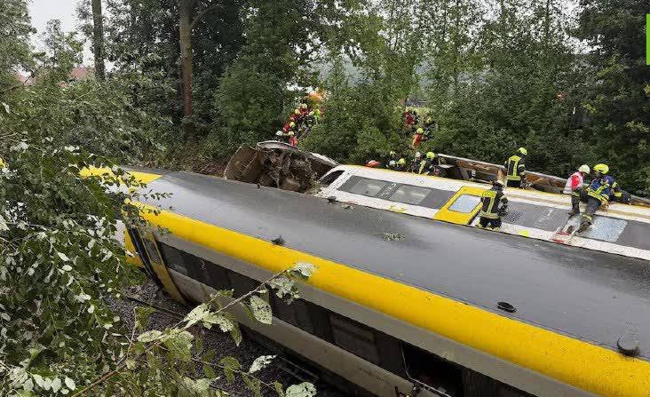 karma2moksha's tweet image. Train derailment in Biberach, Germany leaves several injured as carriages veer off tracks. Emergency services on scene in Baden-Württemberg