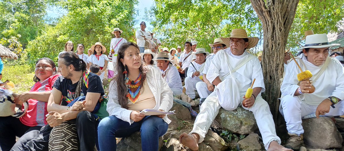 #Regiones📍Desde Achintikua, territorio sagrado del pueblo Wiwa en La Guajira, acompañamos el diálogo a través de la emisora de Paz de Fonseca, entre la Ministra de Ambiente 🌱 y 34 Mamos para revitalizar la protección de la Línea Negra en la Sierra Nevada.

✅ Inicia la ruta de