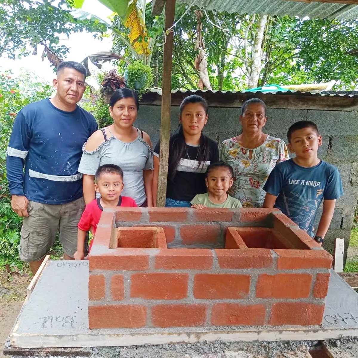 PeaceCorps's tweet image. Peace Corps Panama Volunteer Caitlin is working with the Ministry of Environment and her host community to create cleaner and safer surroundings for everyone to enjoy. 🌱 

Some of their projects include building 14 eco-stoves, organizing trash clean-ups, writing grants, planting…