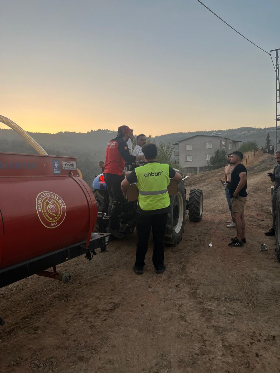 ahbap's tweet photo. Bursa, Kestel Ağlaşan’dayız. 
Yangınını söndürmeye çalışan ekiplere destek olmaya devam ediyoruz. https://t.co/1LtjymmGwl