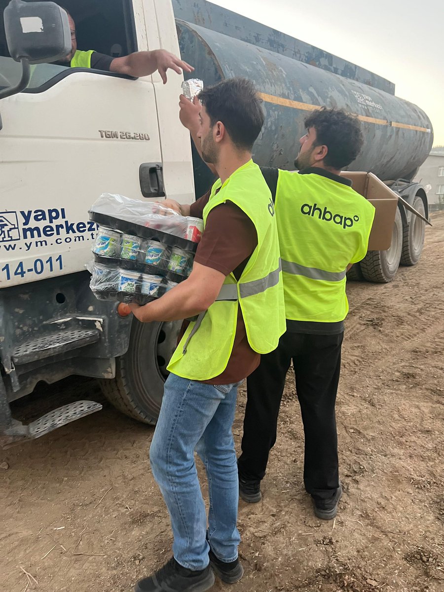 ahbap's tweet photo. Bursa, Kestel Ağlaşan’dayız. 
Yangınını söndürmeye çalışan ekiplere destek olmaya devam ediyoruz. https://t.co/1LtjymmGwl