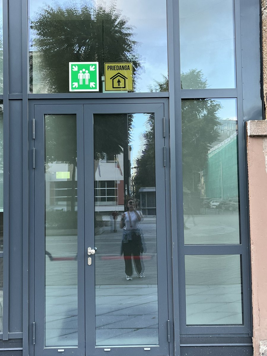 🇱🇹 Kauņas centrā daudzās vietās redzu patvertņu zīmi (Priedanga). Skola, drāmas teātris, ēka pie vecā pasta, pazemes pārejas centrā un pie stacijas, pazemes autostāvvieta pie Čurļoņa muzeja… Tur visur ir drošas patvertnes. Vai lietuvieši jau pēdējos 70 gadus būvē gudrāk?