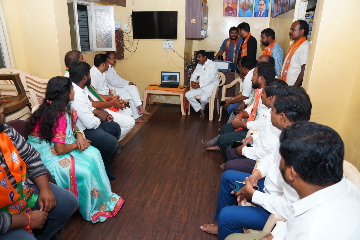 Eatala_Rajender's tweet image. Watched 124th episode of Hon'ble PM Shri @NarendraModi Ji's #MannKiBaat along with karyakartas today earlier.