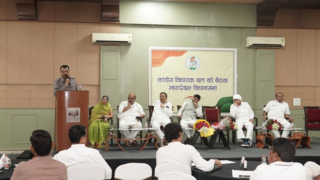 INCMP's tweet image. मध्यप्रदेश विधानसभा का मानसून सत्र कल 28 जुलाई से प्रारंभ हो रहा है। इस सत्र को लेकर आज नेता प्रतिपक्ष श्री उमंग सिंघार जी की अध्यक्षता में कांग्रेस विधायक दल की महत्वपूर्ण बैठक आयोजित की गई।
बैठक में आगामी सत्र के लिए रणनीति तैयार की गई, जिसमें जनहित से जुड़े मुद्दों को…