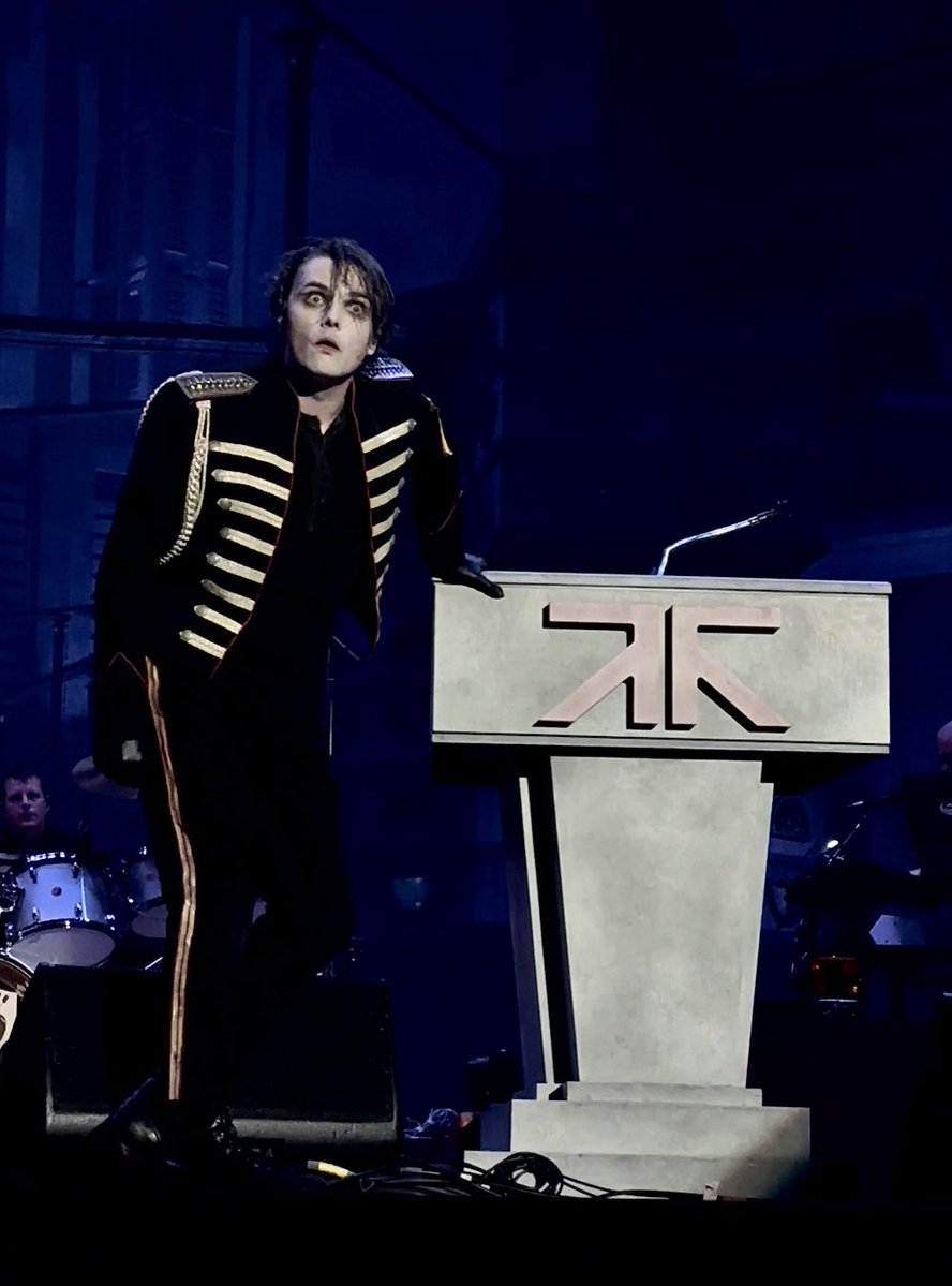 starlessflies's tweet image. some pics from last night! #mcrla