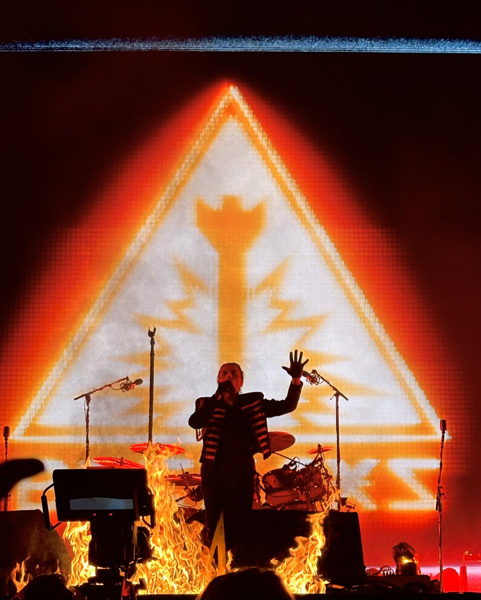 starlessflies's tweet image. some pics from last night! #mcrla