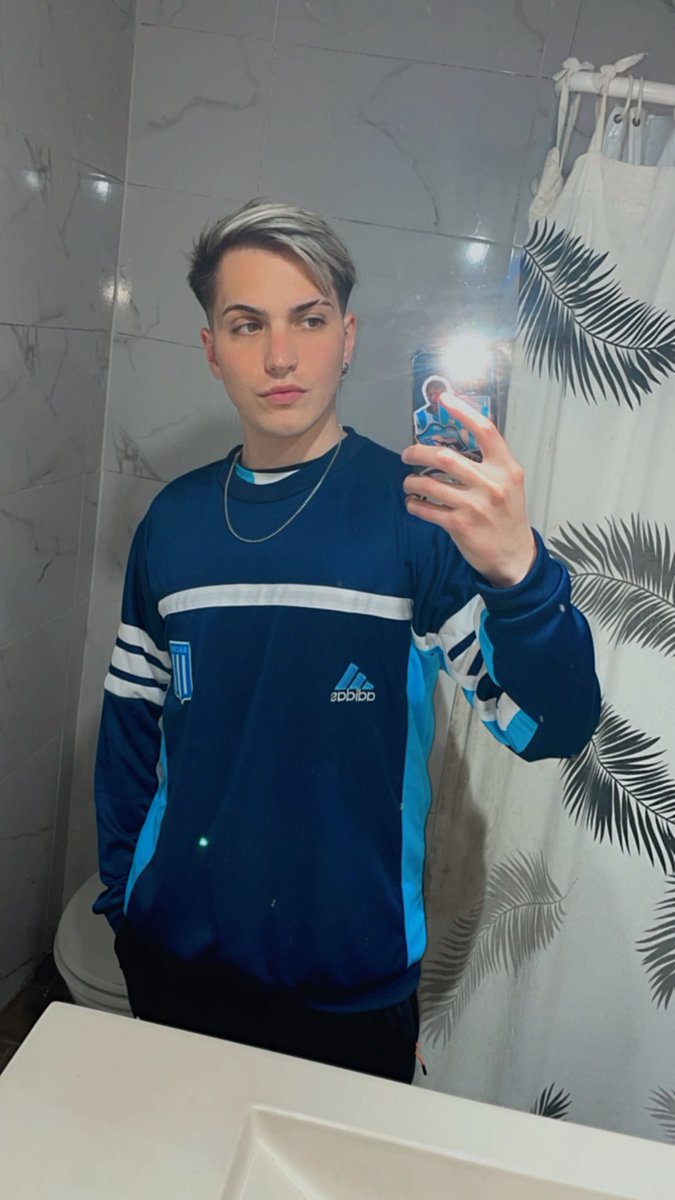 ElMichalito's tweet image. Fav si mi buzo nuevo está buenísimo o soy un burro pateando sin arquero, yo nunca lo voy a saber