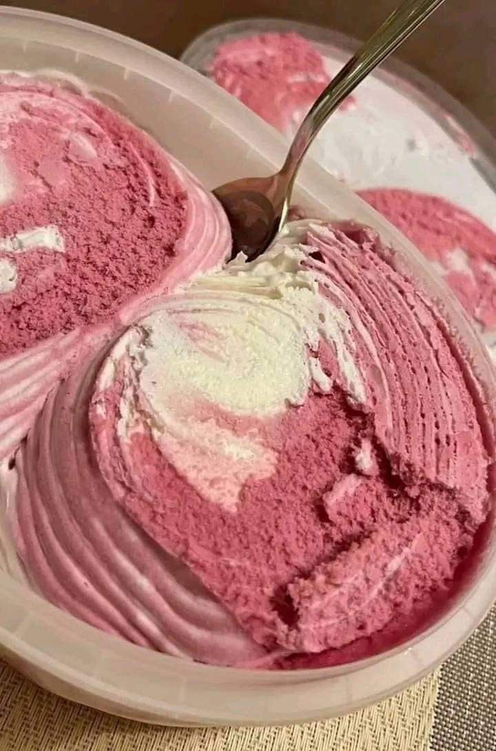 эй, вылезай из-под одеяла, я принес тебе пончиков. и еще взял тебе клубничного мороженого, вдруг тебе тоже понравится.