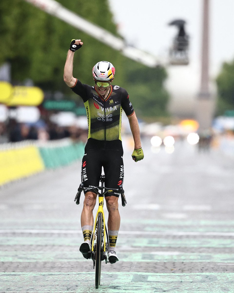 cyclist's tweet image. WOUT VAN AERT. CHAMPS ÉLYSÉES. SOLO. LEGENDARY. 🐿️
📸 Anne-Christine Poujoulat/AFP via Getty
