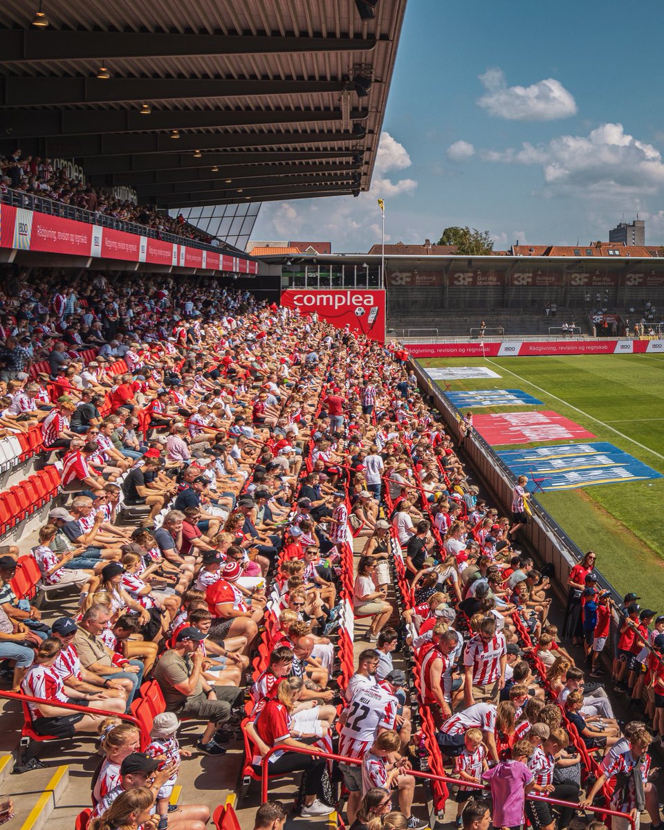 aabsportdk's tweet image. Kom til sæsonens første hjemmekamp på fredag 🔴⚪️🔴
Der er DJ i fanzonen og mulighed for at få fingrene i vores helt nye spillertrøjer, når vi fredag spiller sæsonens første hjemmekamp mod Hobro I.K.
Find al praktisk info: aabsport.dk/nyheder/2025/j…
#SammenOmAaB #AaB #SuperAaB