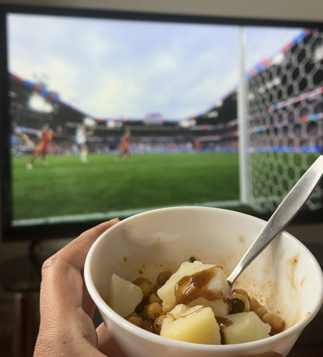 Chana chaat and football - what are you having? <a href="/ApnaEngland/">Apna England</a> 
#apnaengland #Lionesses