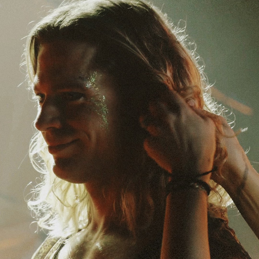 cainroan's tweet image. sam reid covered in glitter is peak male beauty