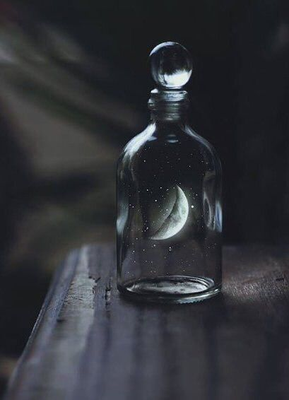 SmartassLisa's tweet image. 07/22
@FireWriters35
#FireWriters35
📸: Andrea Zainos
Night after night, she took her problems and fueled them with whatever liquor she could find. Vodka was her primary choice of poison, but she would drink anything in a pinch. This was where she sought comfort. Instead of…