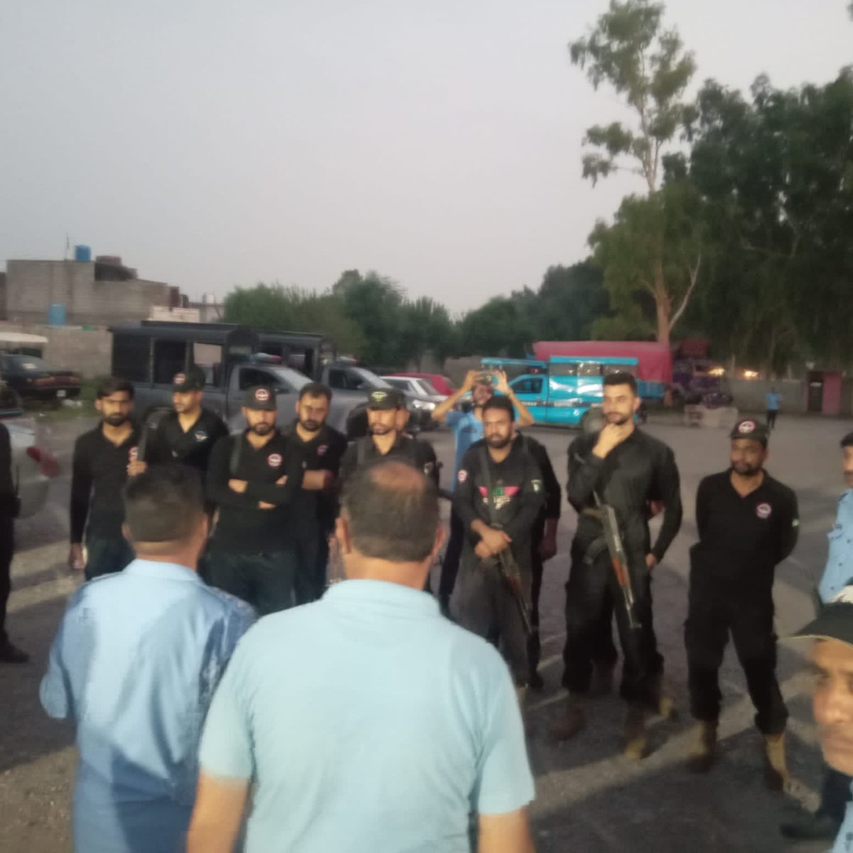 ICT_Police's tweet image. تھانہ سنگجانی کے مختلف علاقوں میں گرینڈ سرچ اینڈ کومنگ آپریشن۔
ایس پی صدر کی سپرویژن میں آپریشن کیا گیا.
سرچ آپریشن میں ایس ڈی پی او ترنول اور لیڈیز پولیس نے بھی حصہ لیا۔
آپریشن سے قبل نفری کو آپریشن کے متعلق بریفنگ دی گئی۔
سرچ آپریشن کے دوران 55 اشخاص اور 42 گھرانے چیک…
