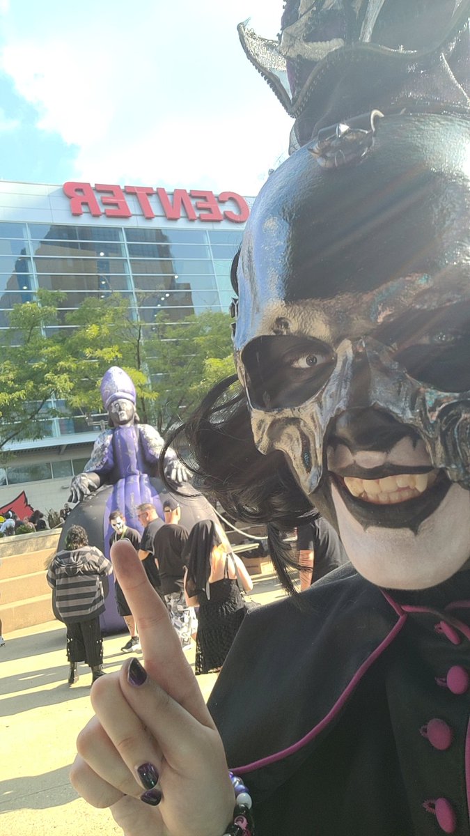 DarkCosmicVoid's tweet image. A very happy #ghelfiesunday ft me and papa at the Louisville ritual 💜