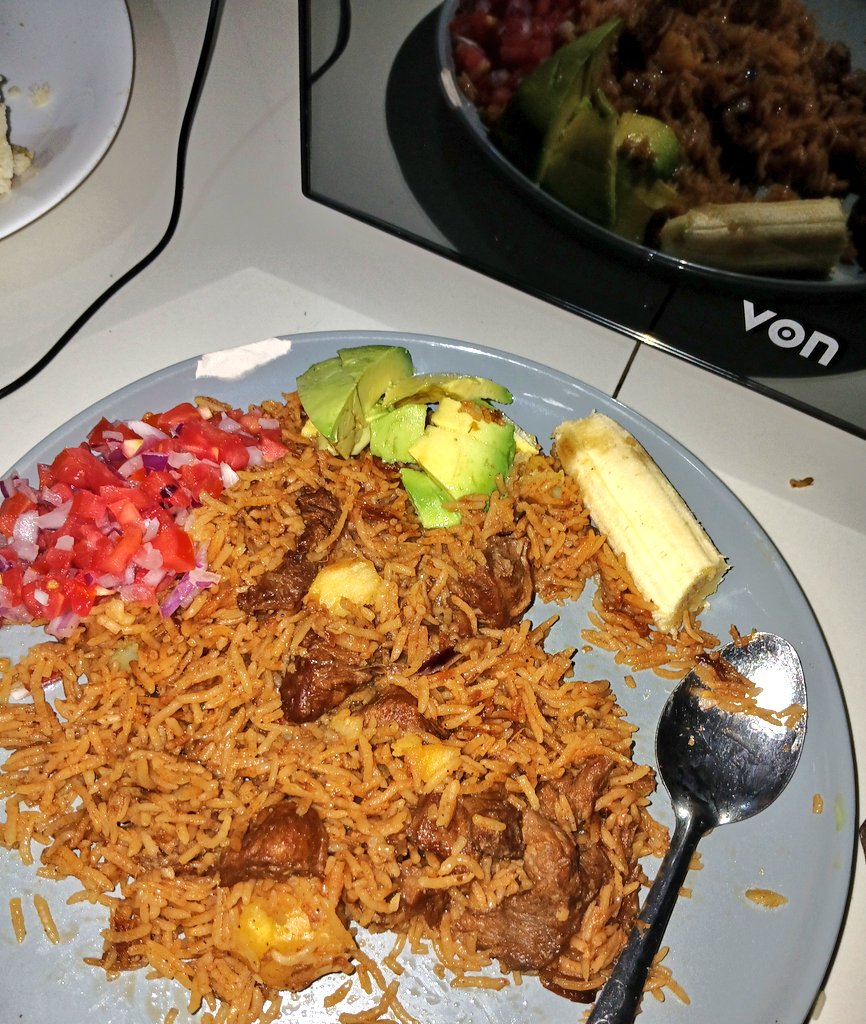 Chumbaa_Shee's tweet image. Mwala nini???
( I like my pilau greasy 😊😊)