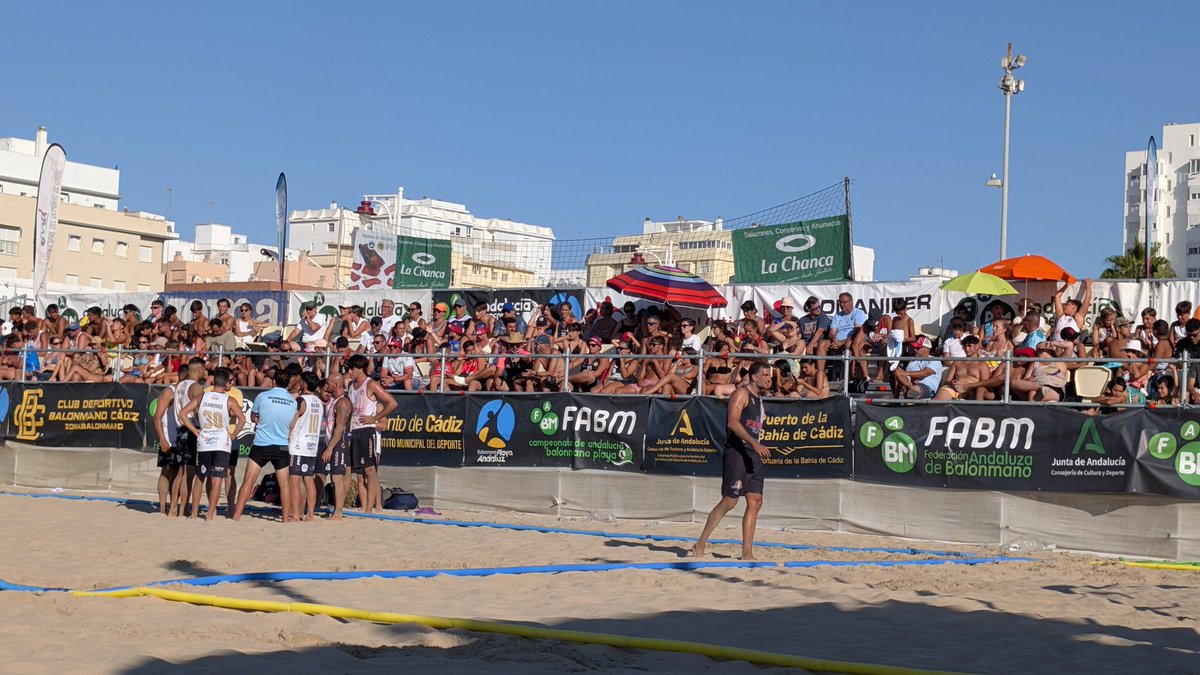 ¡Finales de infarto en la Copa <a href="/FabmPlaya/">Andalucía Balonmano Playa</a>! 🤩 Nivelazo en la arena. Gracias a Carlos Lucero (<a href="/Cadiz_es/">Ayuntamiento de Cádiz</a>), Jorge Navarrete (VP FABM), Margarita Yedro, Bárbara Caleiro (Directivas FABM) y Manolo Rube (<a href="/CadizCFZona/">Cádiz C.F. Zonabalomano</a>) por acompañarnos. ¡Que siga la emoción! 🏐☀️ #BalonmanoPlaya