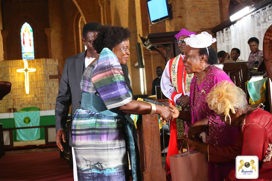 Omusajja yenna bw'abeera n'obuwagizi bwa mukyala we, awangula bingi!

Leero nneetabye mu kusaba kw'okwebaza Katonda n'okujaguza emyaka 90 egya Geraldine Ritah Nabuli Kawuma, Nnamwandu w'omugenzi Bishop Misaeri Kawuma.

BP. Kawuma emyaka 32 egiyise bwe yali Omulabirizi w'e