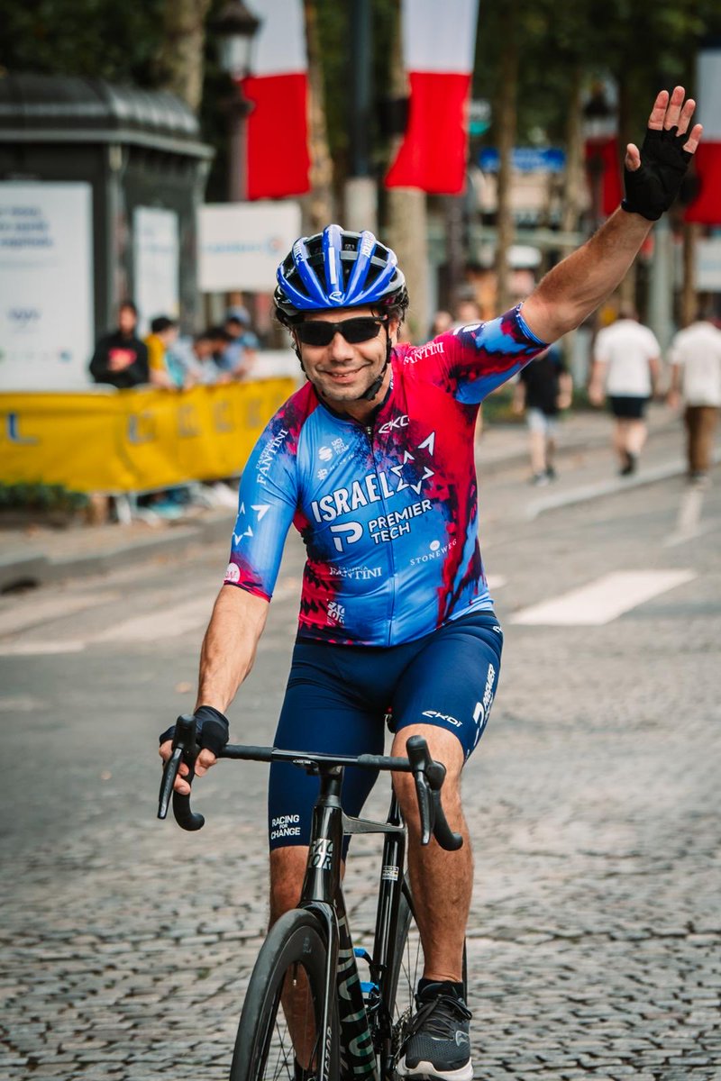 Ofer Calderon was held hostage in an underground tunnel in Gaza without sunlight for 484 days. Today he cycled the final stage of the Tour de France on the Champs Elysées. 🤟🇮🇱🚴‍♂️