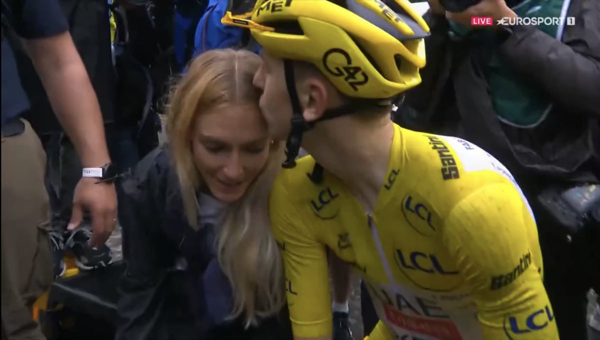 Dördüncü kez kazandı, hayat arkadaşıyla kutluyor. #TDF2025