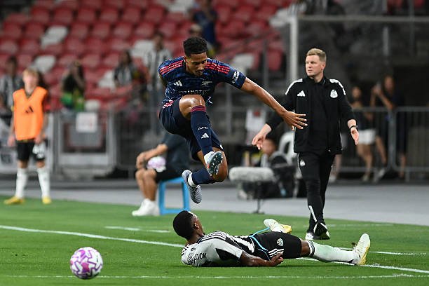 ArsenalBuzzco's tweet image. Eddie Howe and Joe Willock in the presence of greatness. Levitating Saliba.