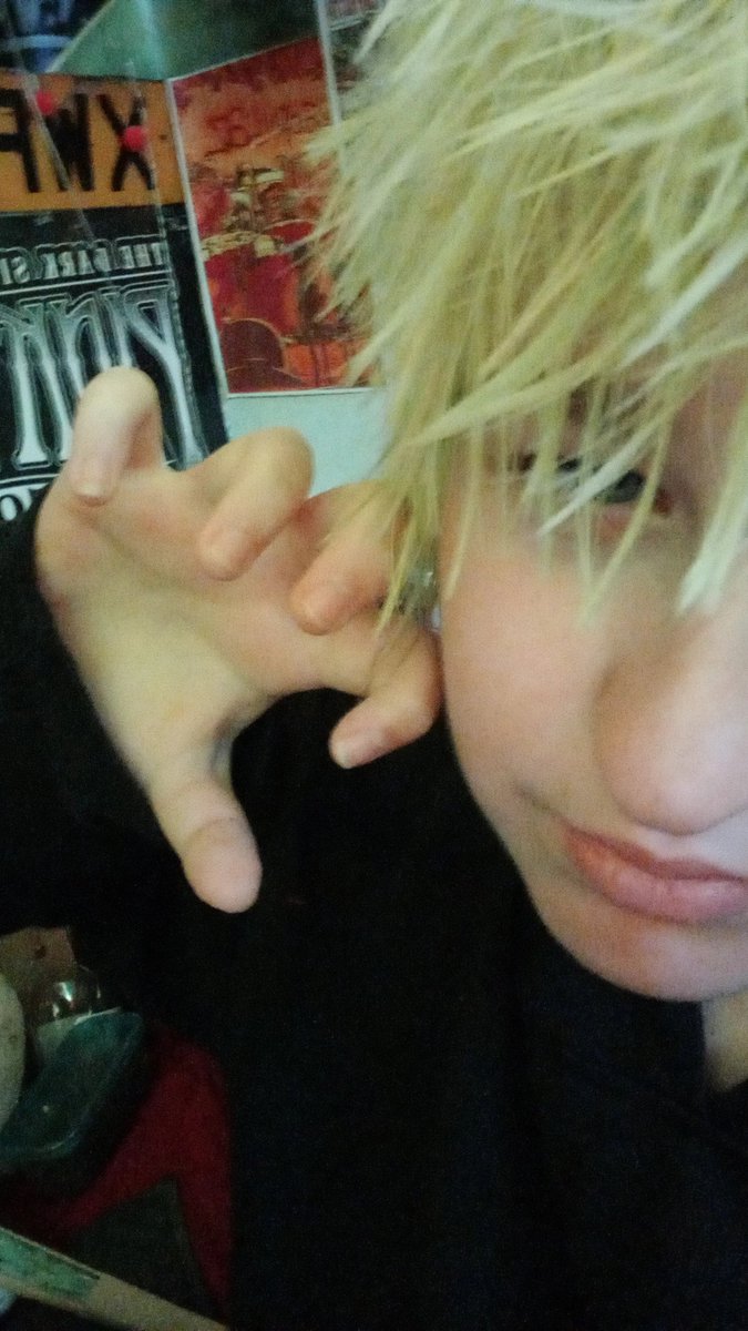 good_soup9600's tweet image. chopped face rev because i miss these hair eras