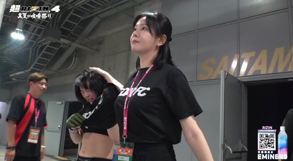 MAC_MMA_'s tweet image. シンユジンのセコンドが美人すぎて風向きが一気に変わりそう