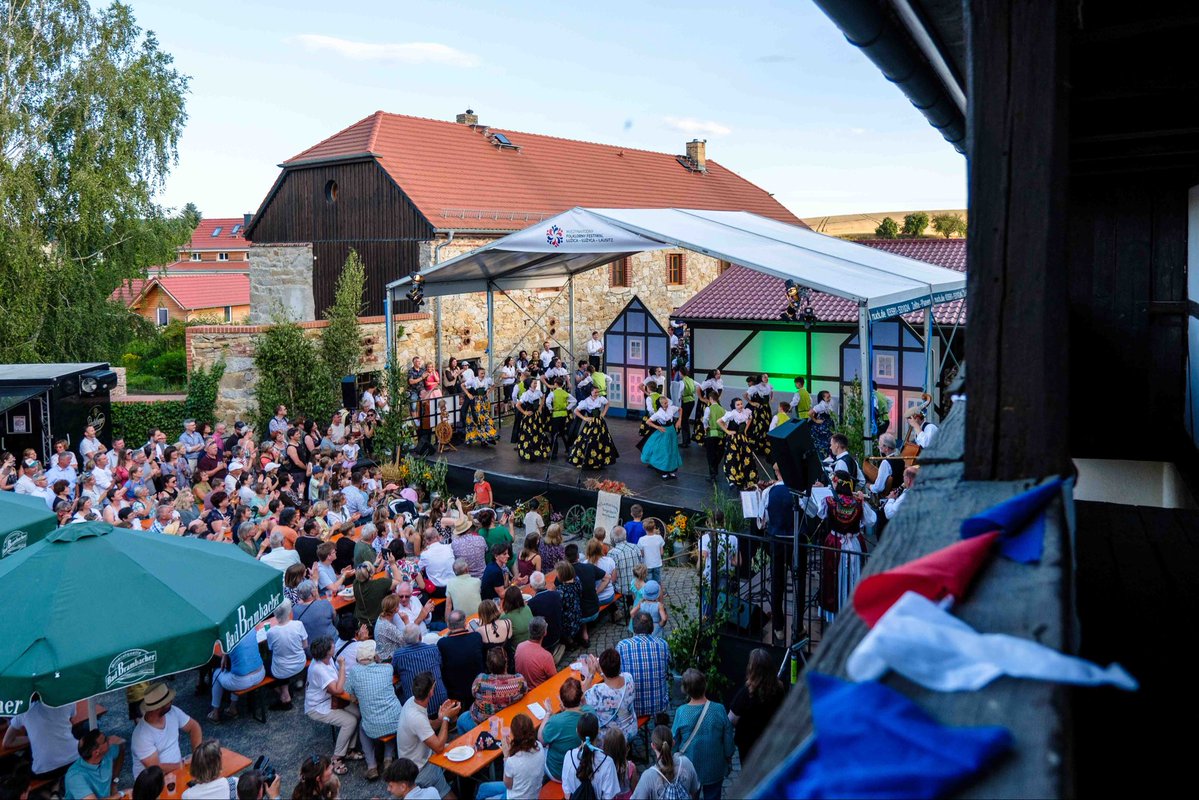 NacionsSEstat's tweet image. La minoria nacional sorab d&apos;Alemanya
celebra el 15è Festival Folkloric Internacionalamb 500 figures culturals sòrabs per presentar un programa colorit i variat als visitants del festival a Łužica, Budyšin, Drachhausen i Crostwitz.

domowina.de/en/press-area/…